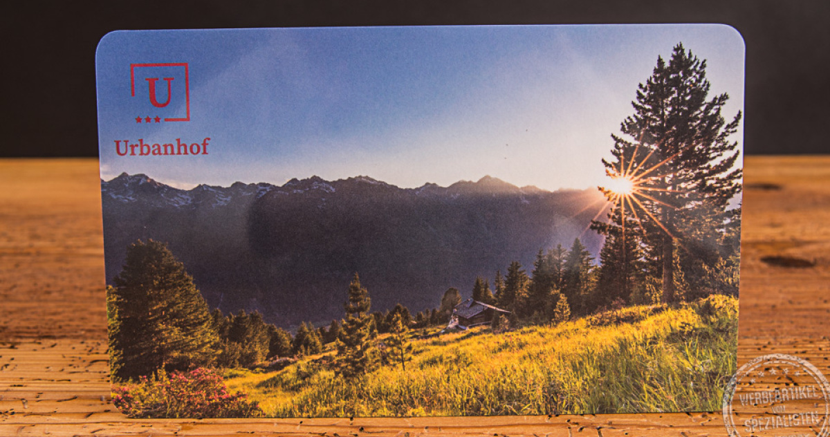 Brotzeitbrett mit Gravur und sommerlichem Bergmotiv und Logo Urbahnhof Sölden.