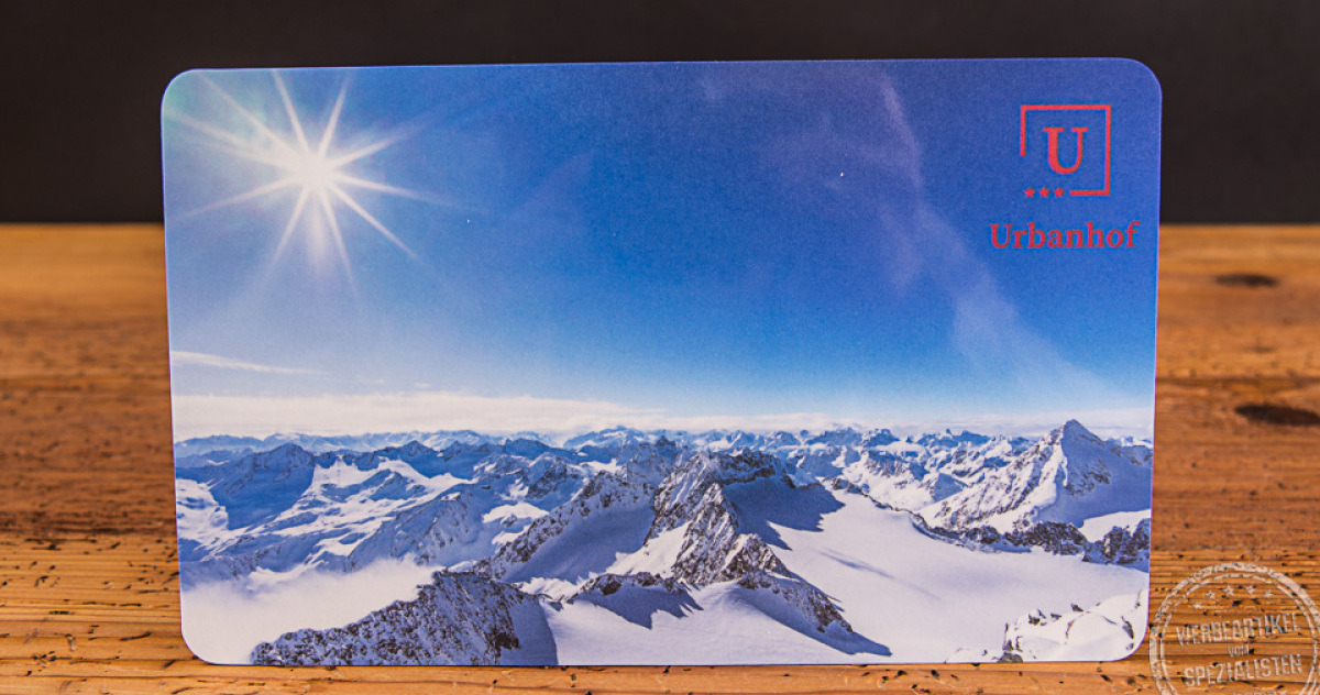 Brotzeitbrett mit winterlichem Bergmotiv und Logo Urbahnhof S&ouml;lden als Werbegeschenk.