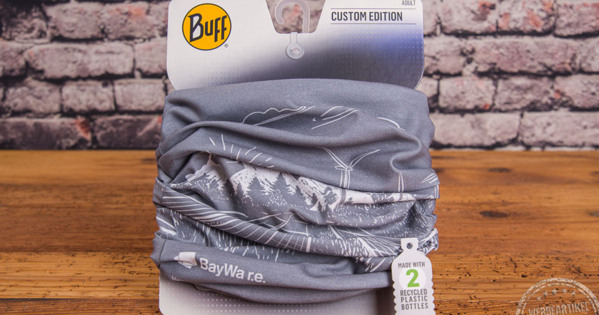 Buff in grau mit Bergmotiv Druck und Logo BayWa r.e. als Werbegeschenk auf original BUFF-Header aufgezogen