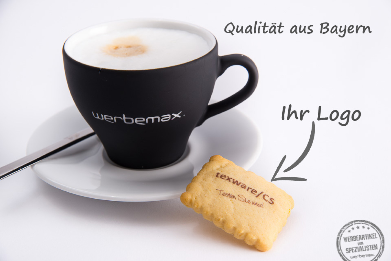 Butterkeks mit Logo Beschriftung als Werbemittel und ein Cappuccino 
