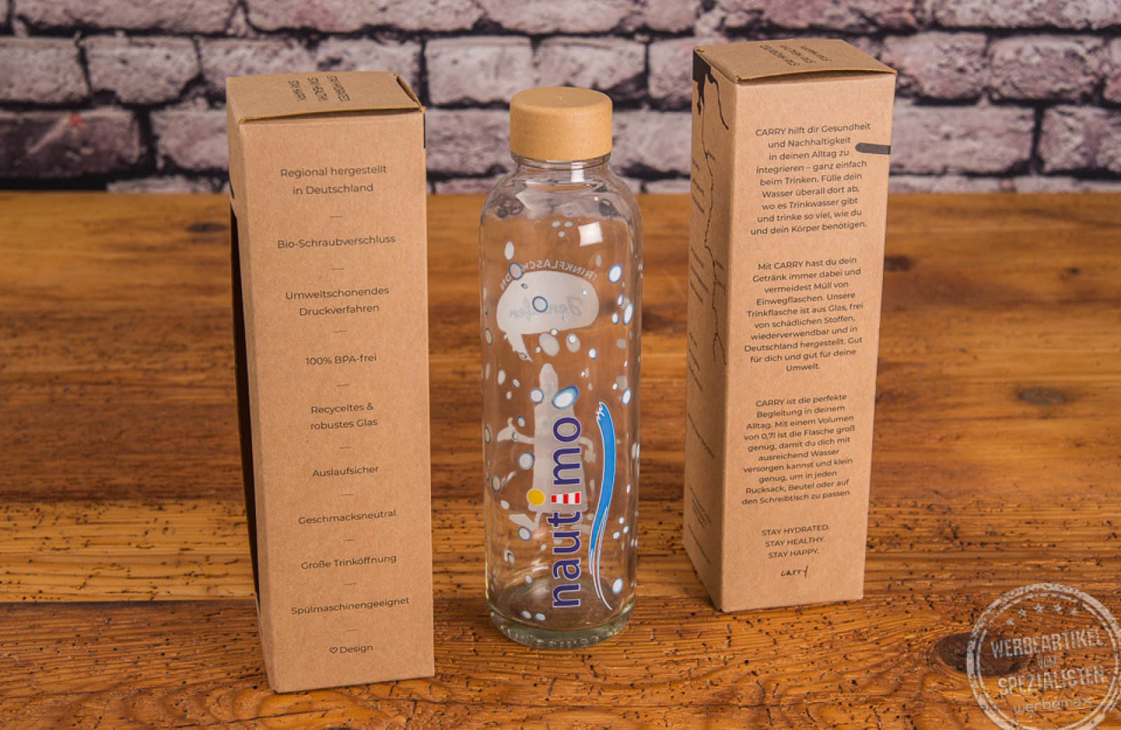 Bedruckte CARRY Bottle Glasflasche aus Recyclingglas in einer schönen Kartonverpackung