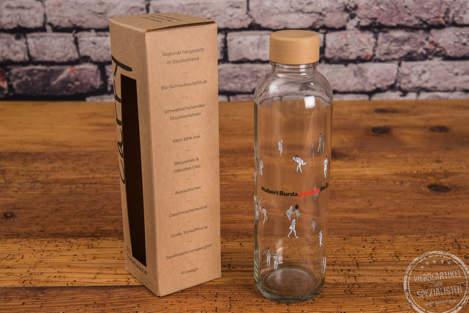 Schöne Glasflasche made in Germany mit dezentem Druck in einer Kartonverpackung mit Sichtfenster