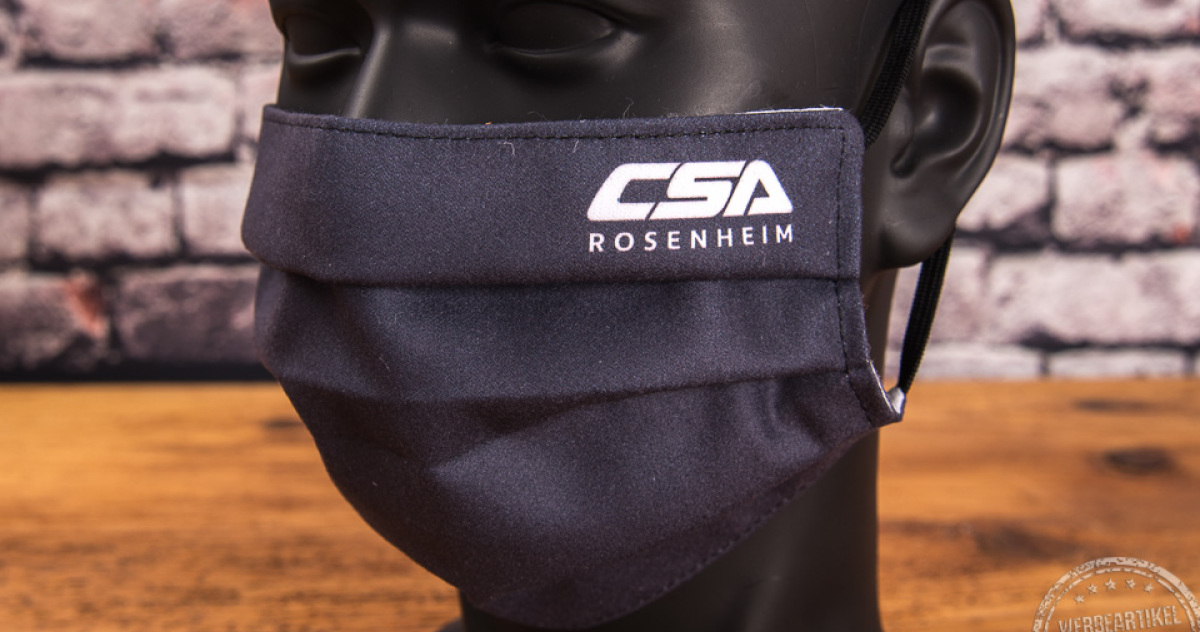 Mund-Nasen-Maske in schwarz als Werbeartikel mit Logo CSA Rosenheim an der Seite bedruckt. 