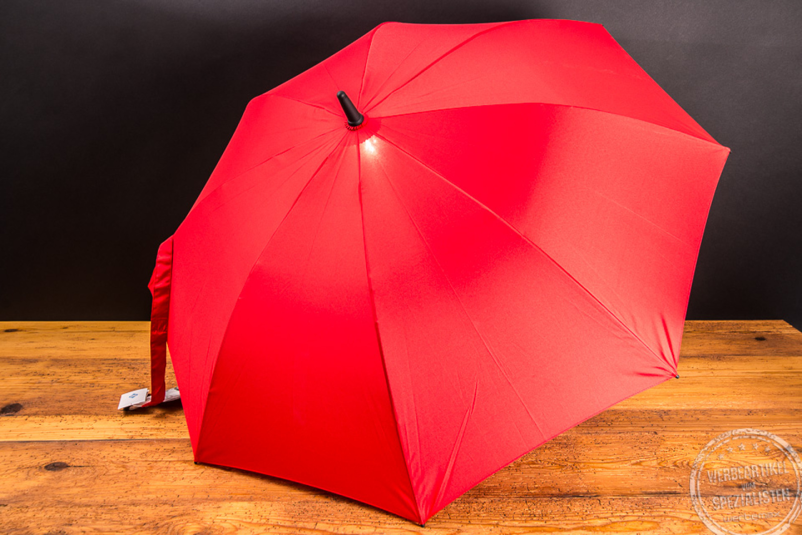 Fare AC Midi Stockschirm Skylight in rot von hinten auf Holzplatte als Werbegeschenk. 