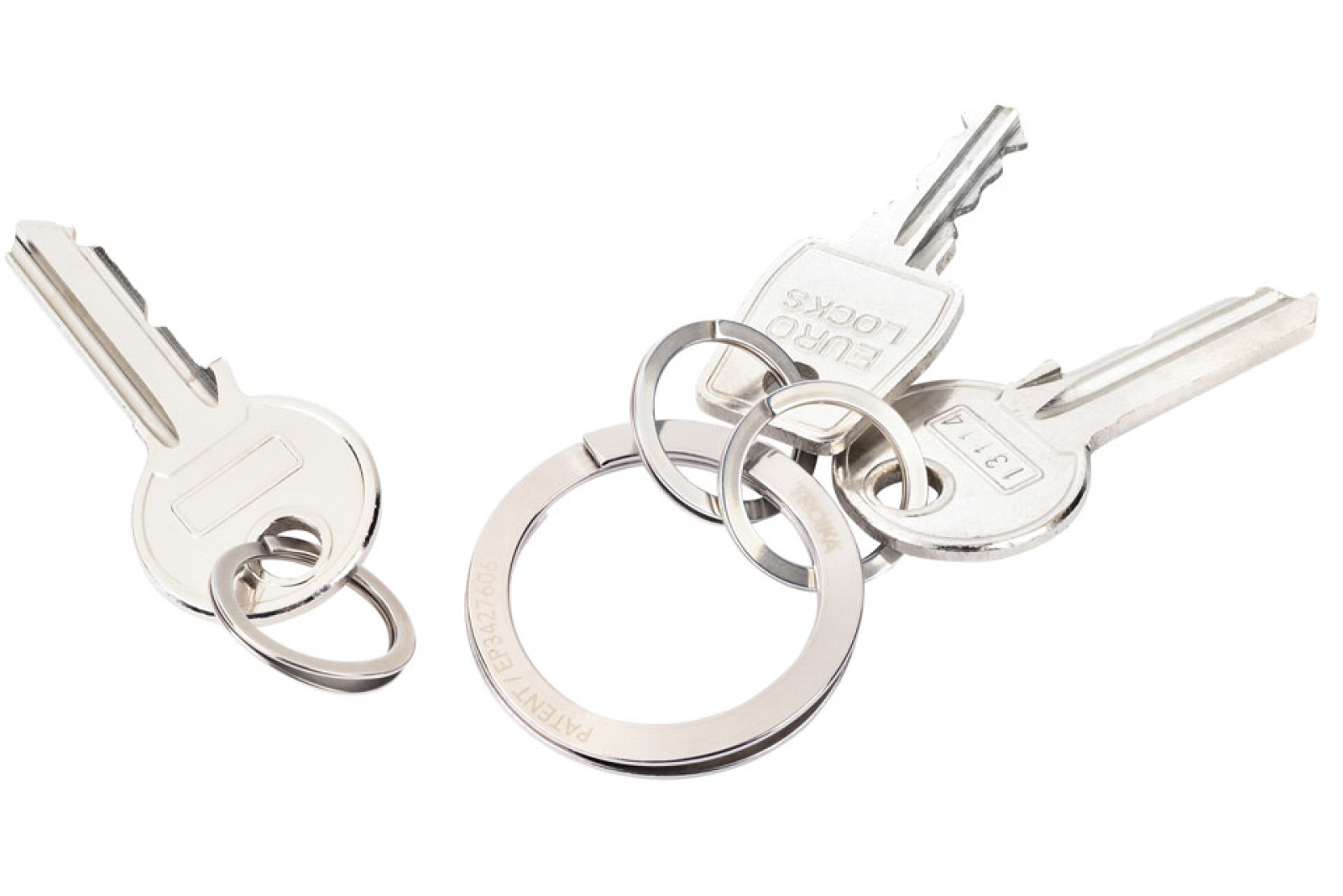 Drei Schlüssel befestigt am silberfarbenen TROIKA Schlüsselanhänger NAIL GUARD als Werbeartikel.