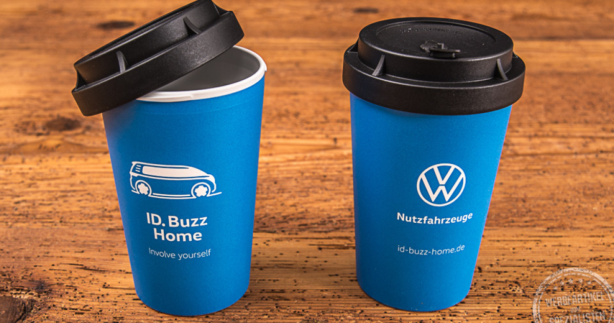 Zwei blaue Coffee-to-go Becher mit Logoaufdruck ID. Buzz Home als Werbegeschenk für Volkswagen.