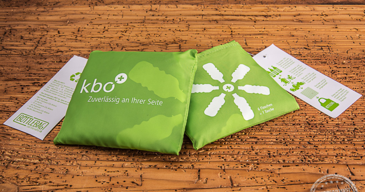 Werbetasche zusammengefaltet in gr&uuml;n mit Logodruck