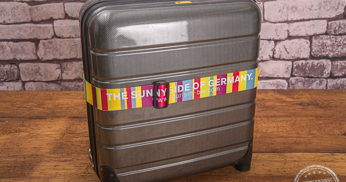 bedrucktes Kofferband mit bunten Streifen und Logodruck des BaW&uuml;