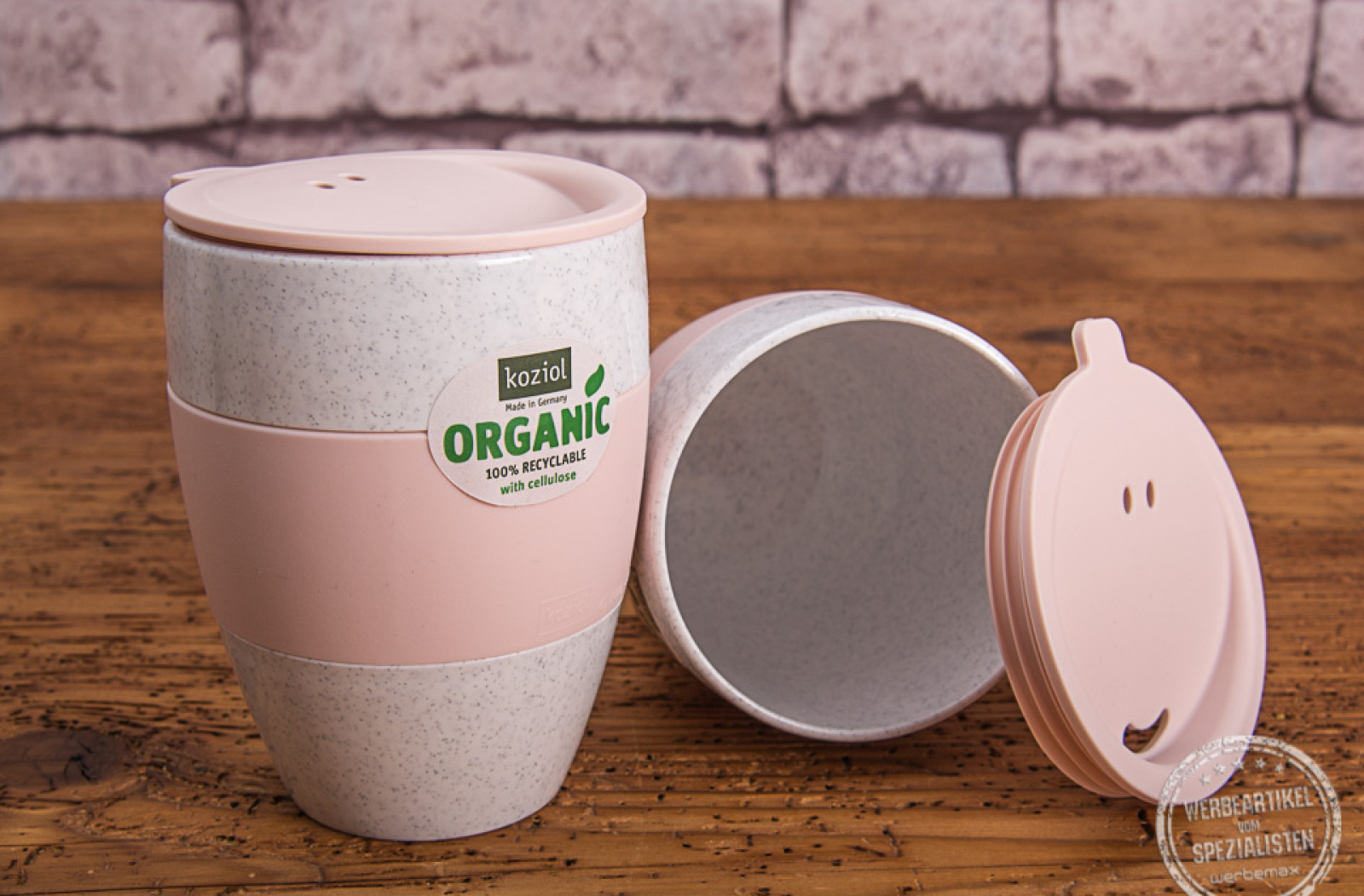 Kaffeebecher Aroma to go von Koziol als Werbegeschenk mit rosa Deckel und rosa Manschette
