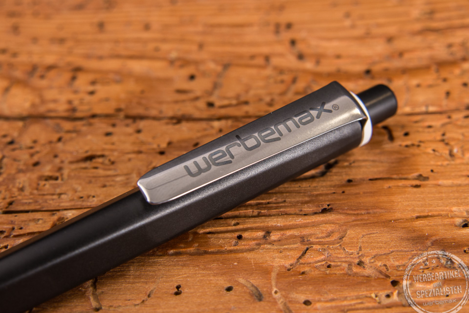 Schwarzer Kugelschreiber Ritter Pen mit Beschriftung werbemax auf dem Metallclip als Werbeartikel.
