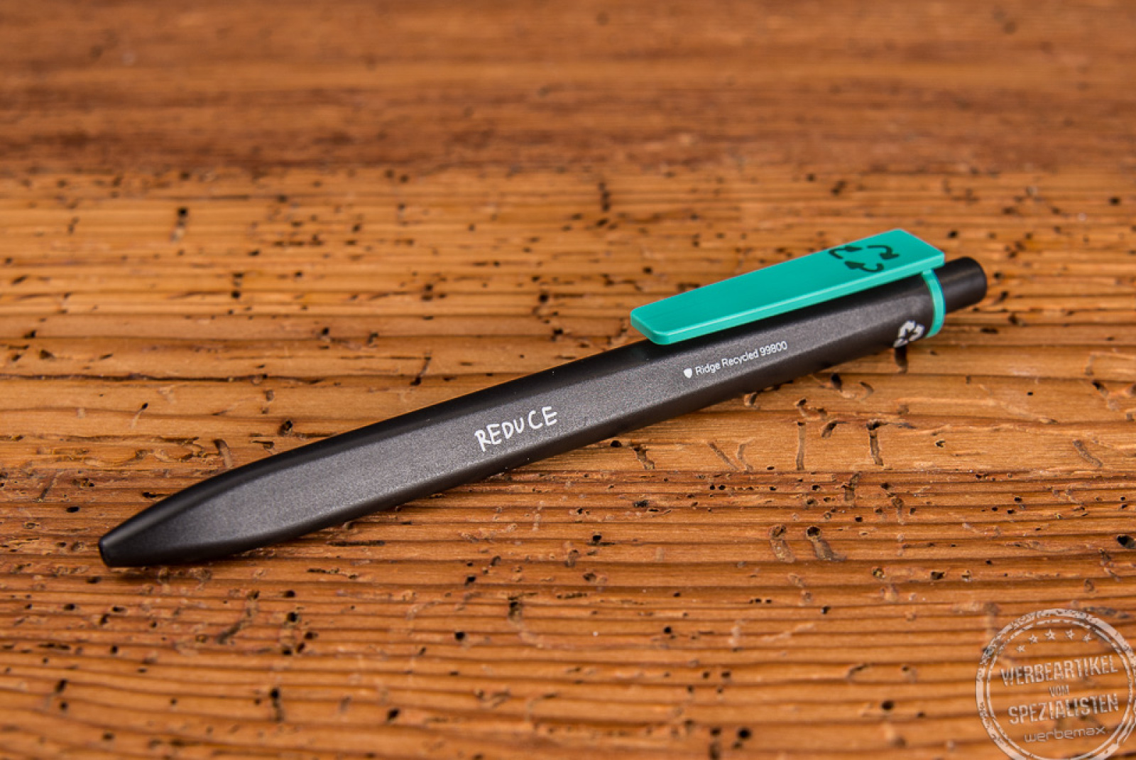 Schwarzer Kugelschreiber Ridge Recycled von Ritter Pen mit grünem Metallclip als Werbegeschenk. 