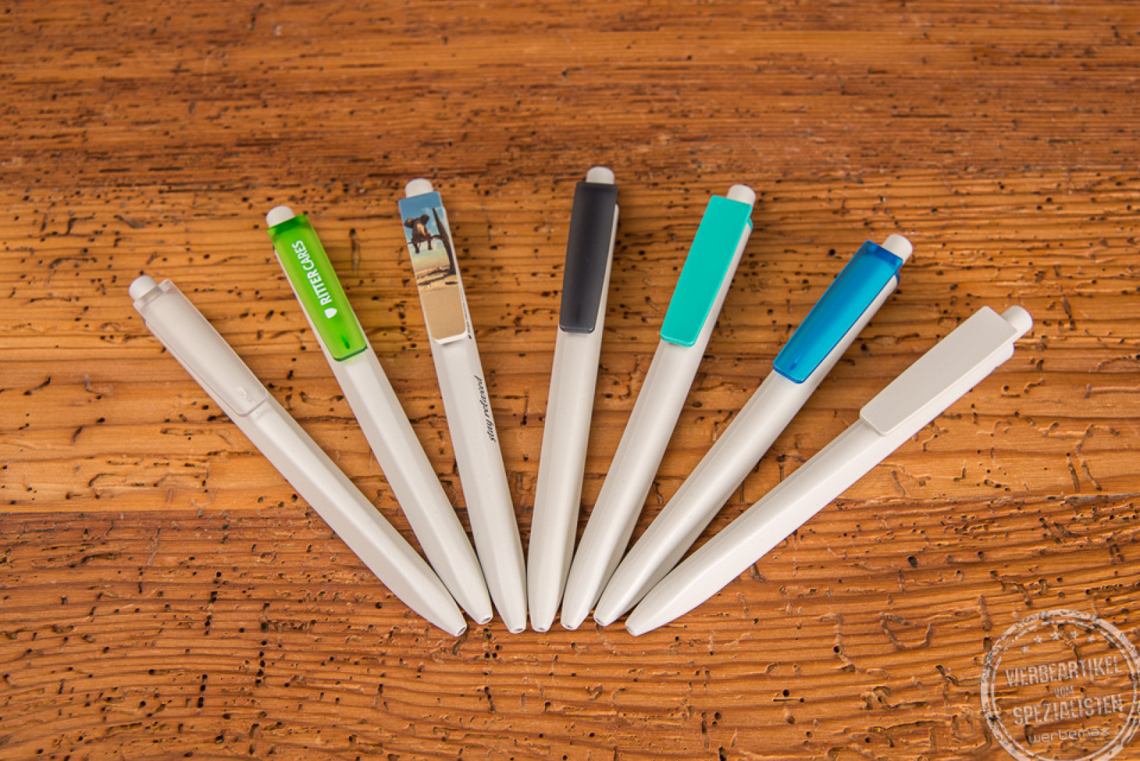 Sieben weiße Ritter Pen Ridge Recycelt Kugelschreiber mit Clip in unterschiedlichen Farben und unterschiedlichen Beschriftungen. 