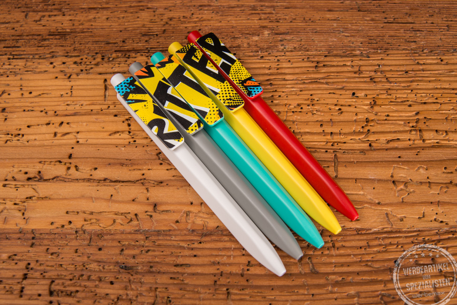 Fünf Ritter Pen Ridge Recycelt Kugelschreiber in den Farben weiß, grau, grün, gelb und rot mit Beschriftung auf dem Clip. 