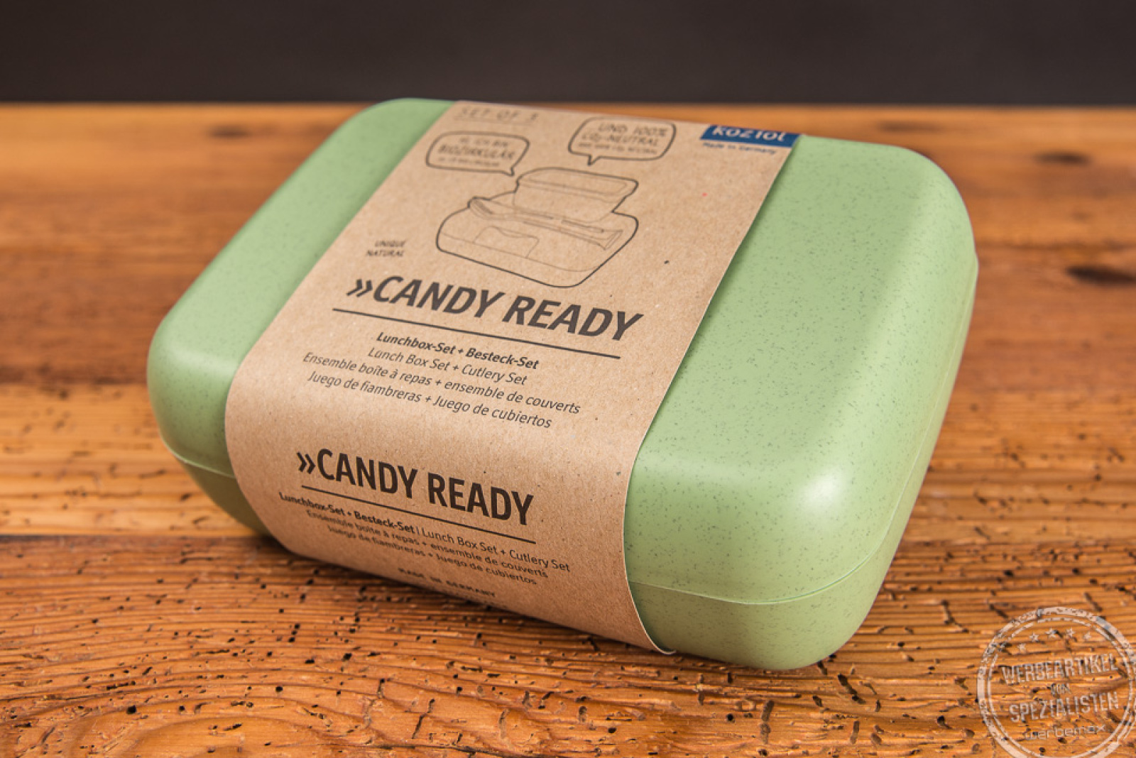 Grüne Lunchbox koziol Candy Ready Set mit Papierbanderole verschlossen als Werbeartikel. 
