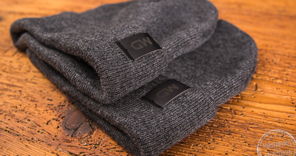 Beanie M&uuml;tze mit Logo md elektronik als Mitarbeiterschenk in grau.