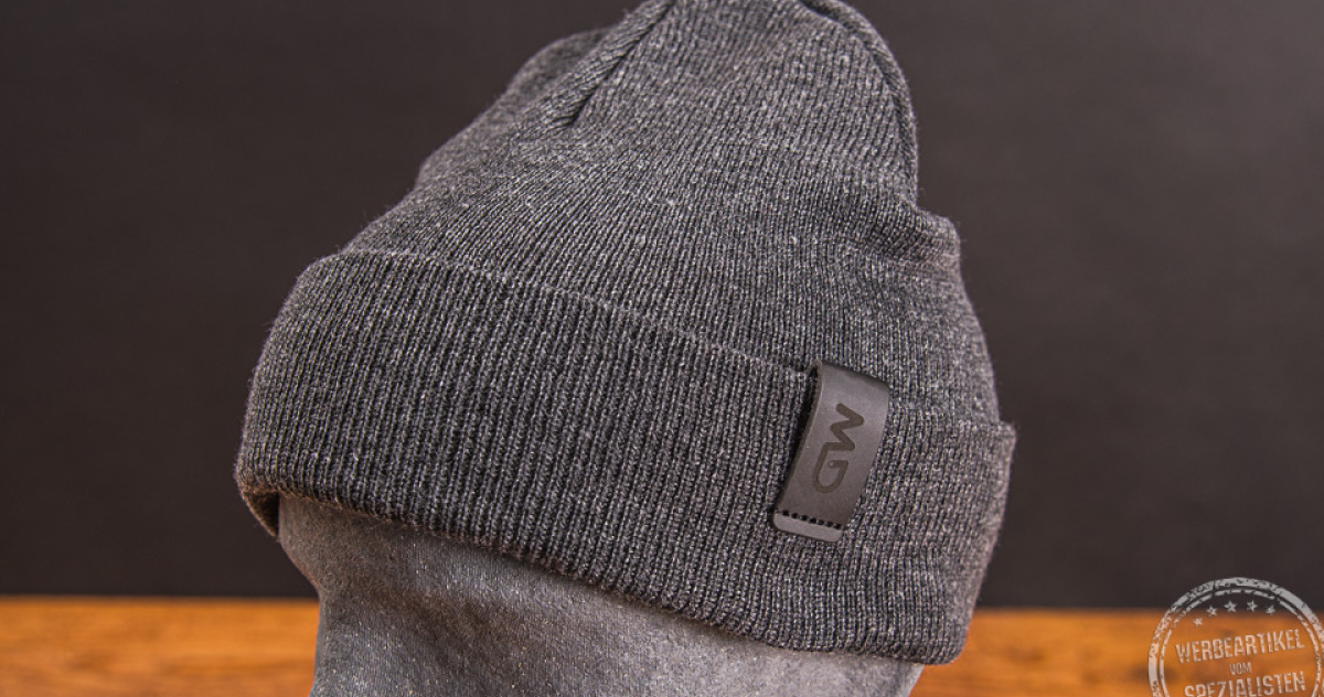 Graue Beanie Mütze mit Logo md elektronik als Mitarbeitergeschenk.