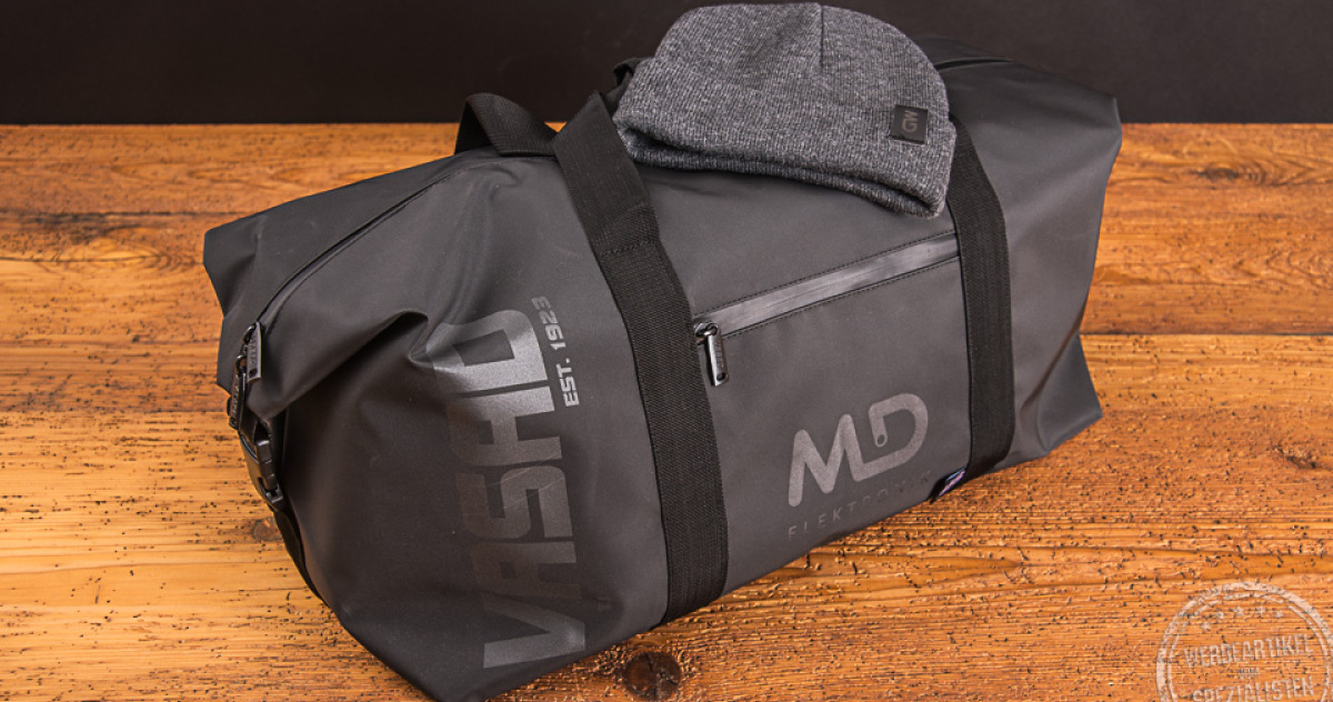 Graue Vasad Weekender und graue Beanie M&uuml;tze mit md elektronik Logo als Mitarbeitergeschenk.
