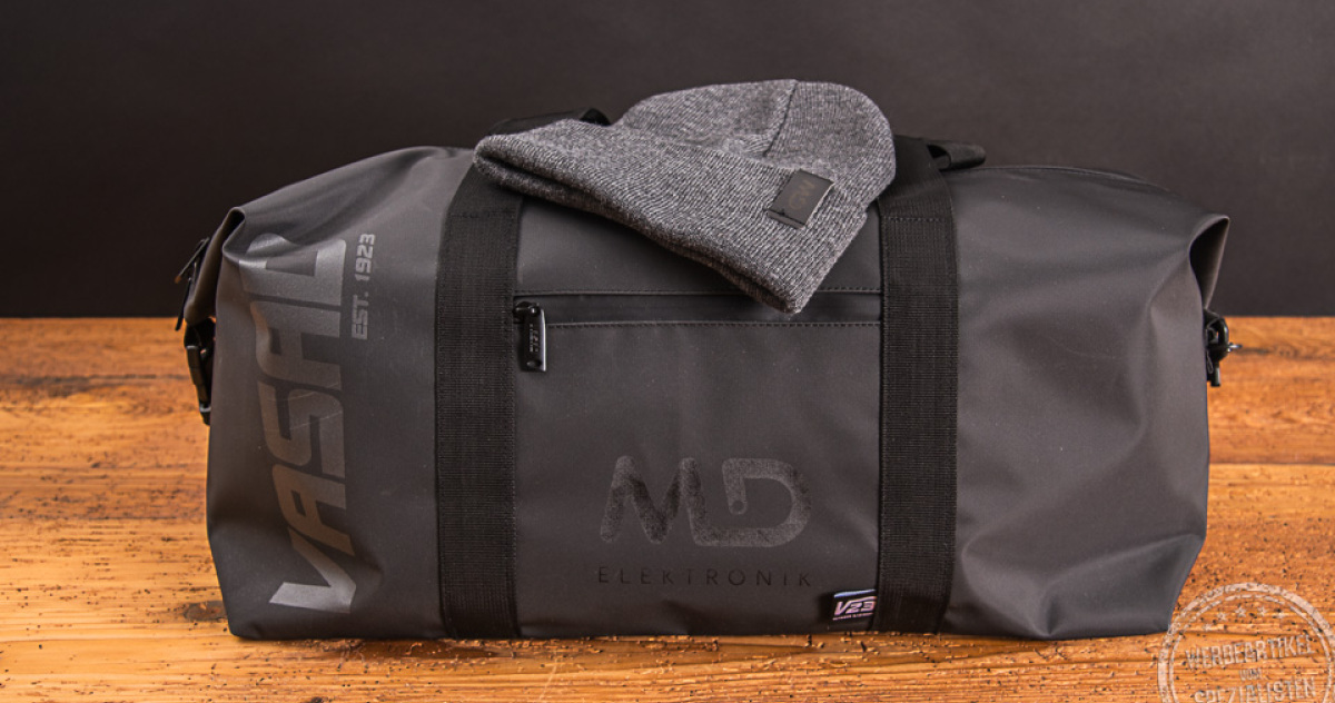 Vasad Reisetasche und Beanie M&uuml;tze mit Logo md elektronik als Mitarbeitergeschenk.
