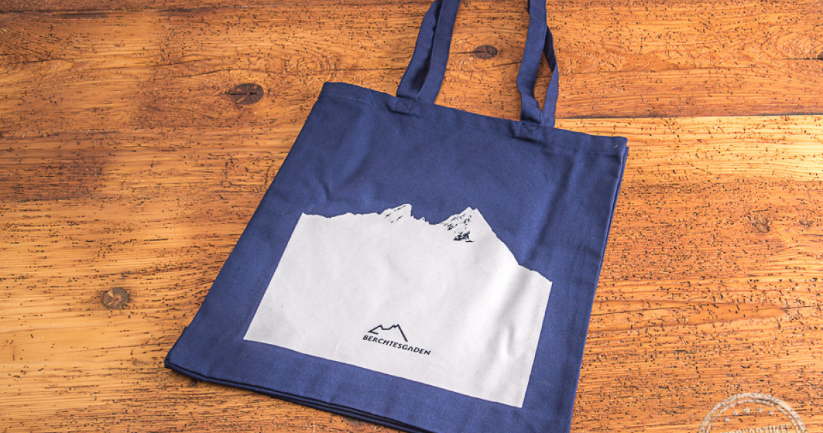 hochwertige Tragetasche in Blau mit wei&szlig;em Bergmotiv als Werbetasche f&uuml;r das Berchtesgadener Land