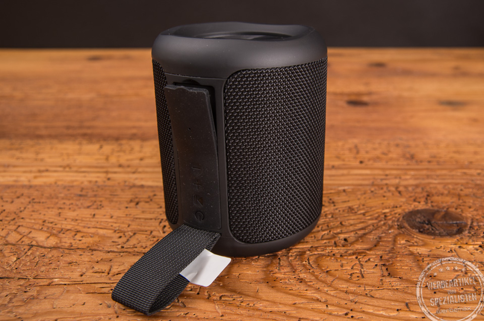 Rückseite des schwarzen Bluetooth Speakers mit Silikonschlaufe und Menüführung in schwarz zu sehen