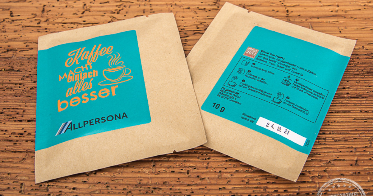 Allpersona setzt Coffeebag als Werbeartikel mit individuellem Design ein. Heißes Wasser durchlaufen lassen und Kaffee genießen