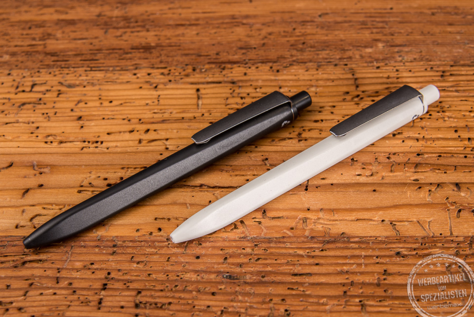 Ein schwarzer und ein weißer Ritter Pen Ridge Recycelt Kugelschreiber mit Metallclip als Werbeartikel. 