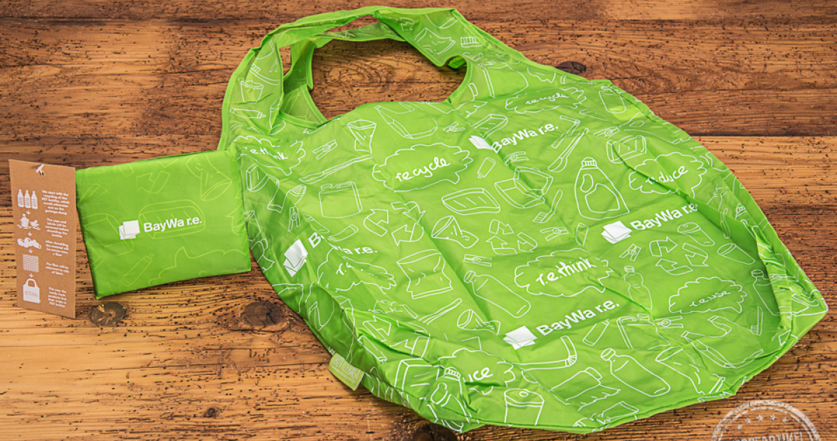 Nachhaltige Einkaufstasche aus PET Flaschen in Gr&uuml;n mit Baywa r.e. Logo bedruckt 