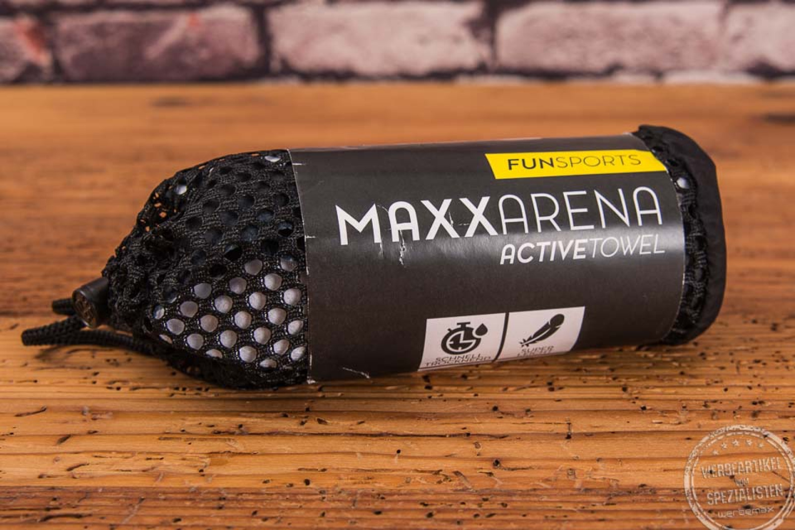 ActiveTowel Sporthandtuch in schwarzer Verpackung mit Aufdruck Maxx Arena als Werbeartikel.