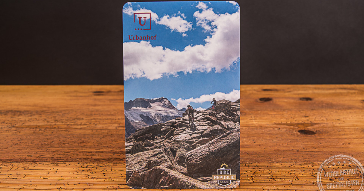 Stehendes Fr&uuml;hst&uuml;cksbrettchen personalisiert f&uuml;r den Urbahnhof S&ouml;lden mit Bergmotiv und Mountainbiker.