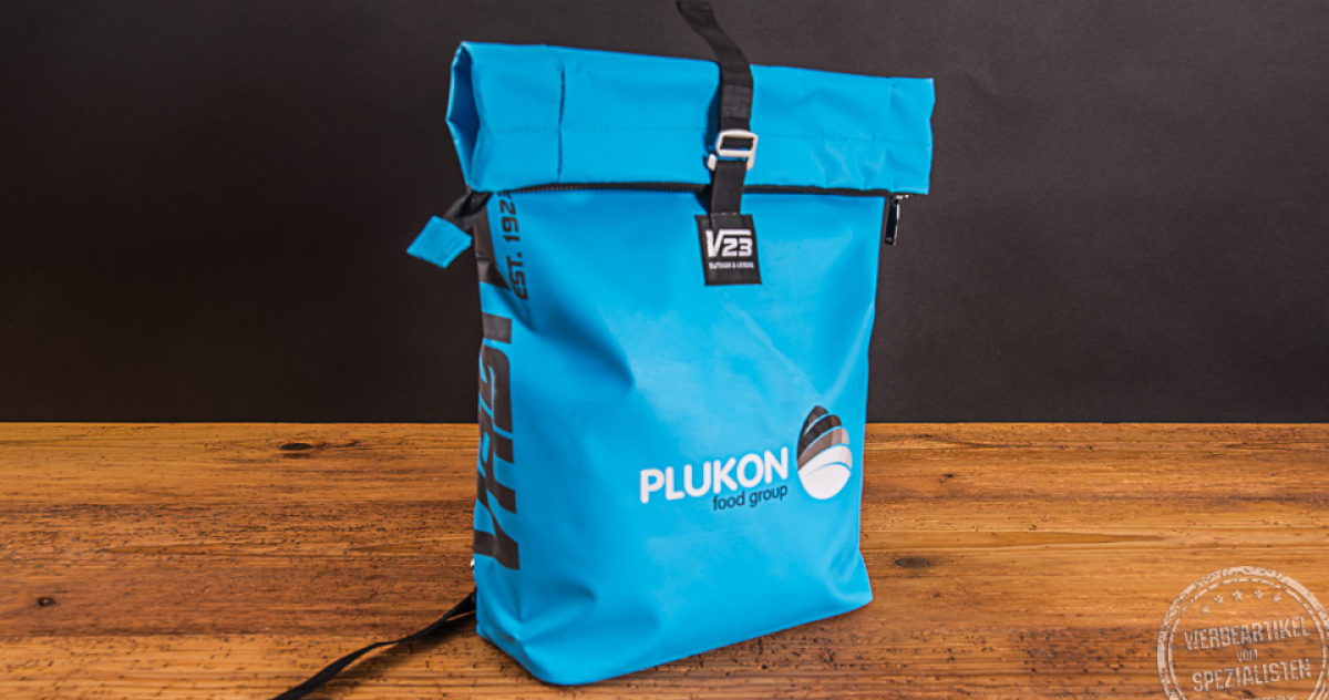 Blauer Vasad Rucksack mit Logo von Plukon als Mitarbeitergeschenk.