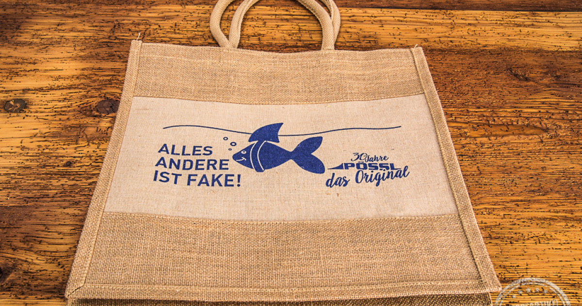 Jutetasche mit kurzen Henkeln. Blauer Aufdruck der Firma Pössl