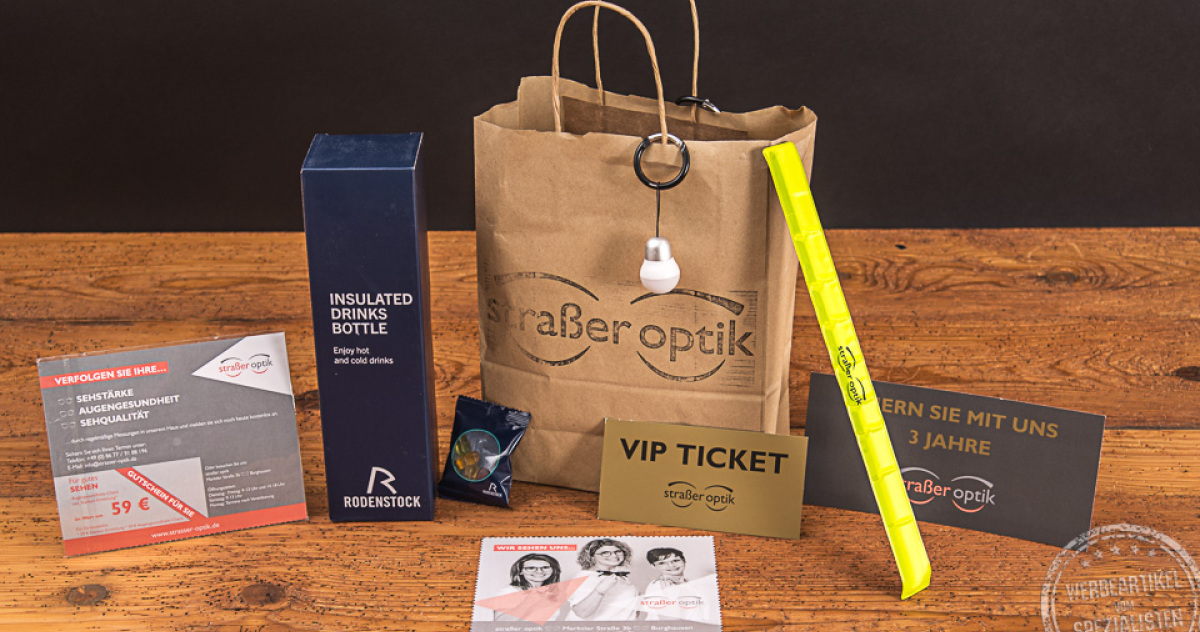 Auswahl an Werbeartikeln f&uuml;r Strasser Optik in Burghausen mit einem Taschenlicht als Werbegeschenk