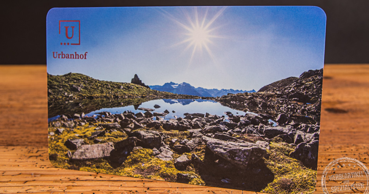 Schneidebrett f&uuml;r den Urbahnhof in S&ouml;lden mit Bergmotiv und Logo als Werbeartikel.