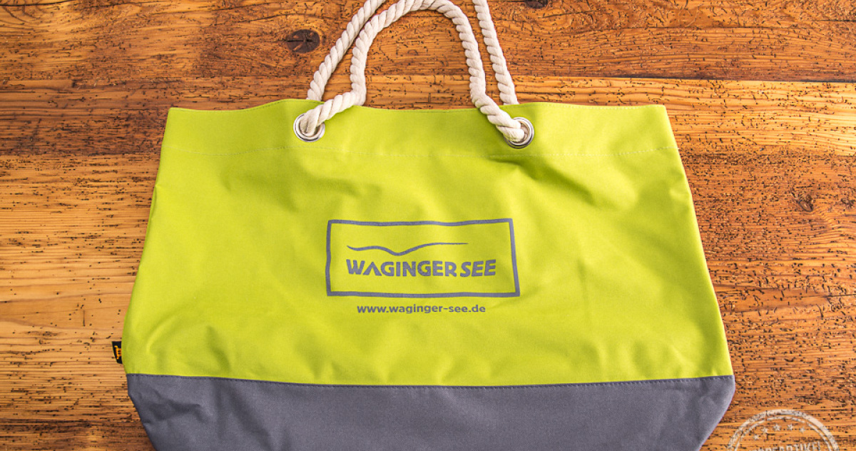 grüne Badetasche mit Kordeln und Audruck Waginger See in Grau