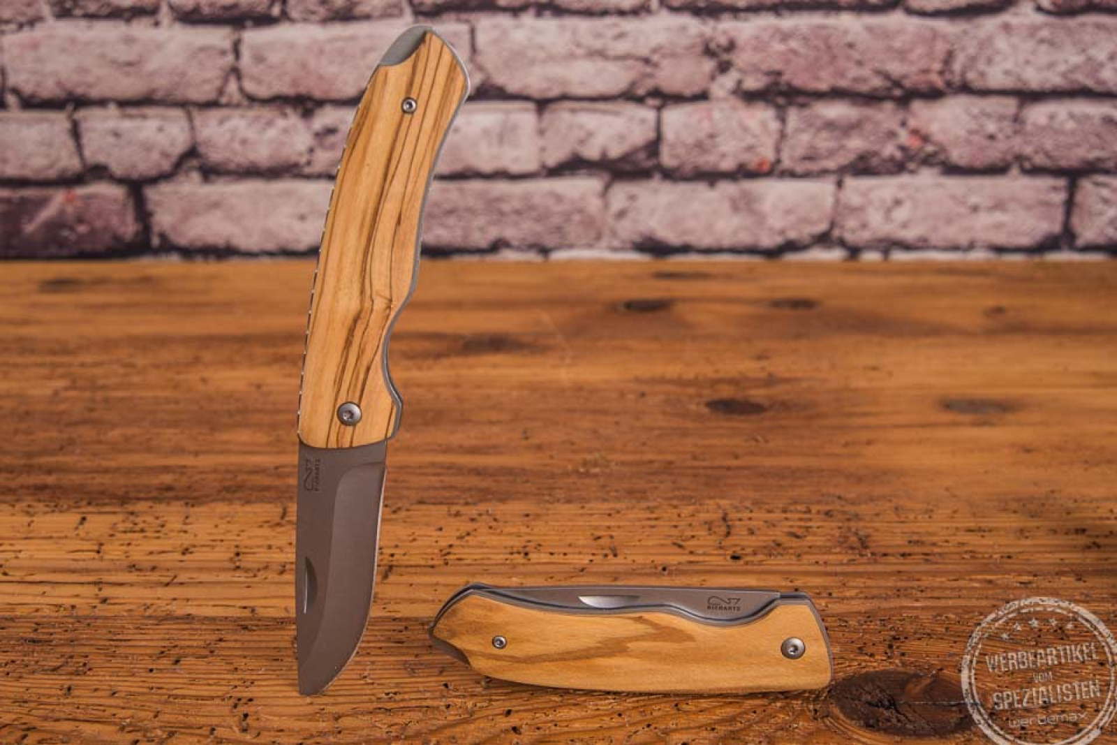 Taschenmesser mit handgeschliffenem Holzgriff aus Olivenholz