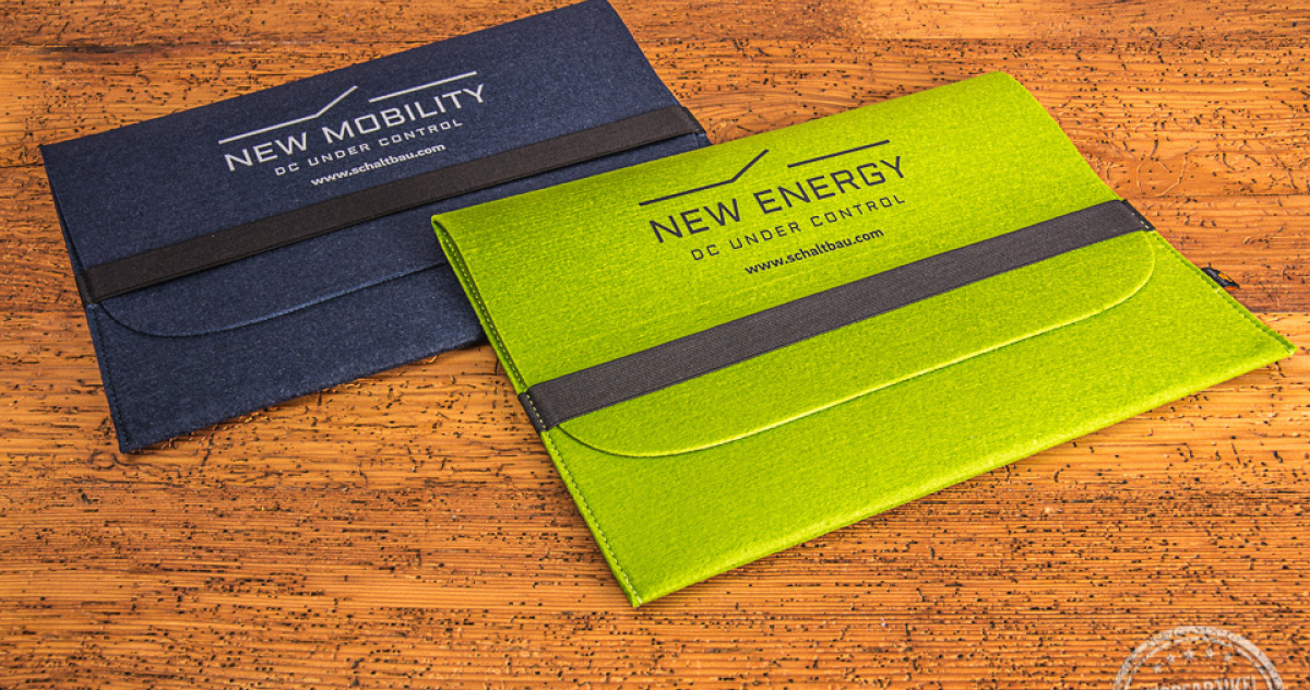 Zwei Filzmappen in DinA4 mit Logoanbringung in Maigr&uuml;n und Dunkelblau