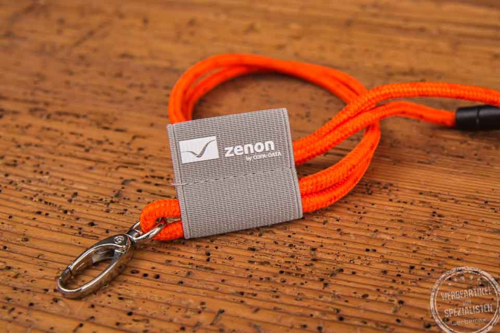 Pinker Schlüsselanhänger aus Kordel mit Logo Zenon