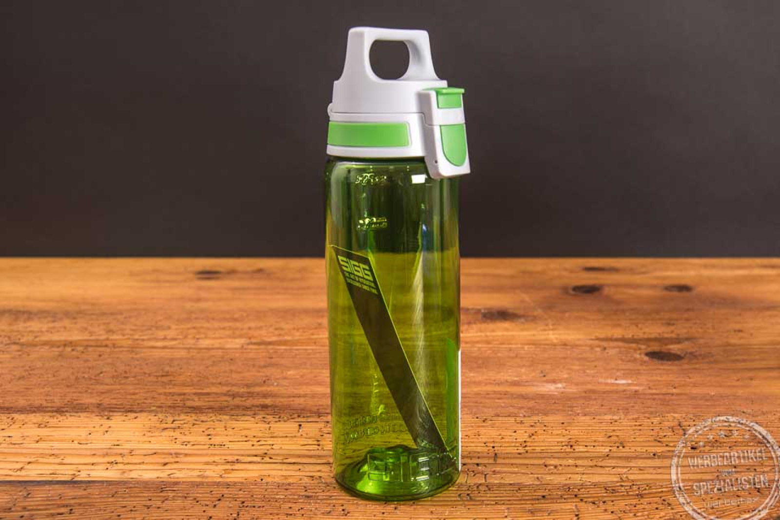 Stehende personalisierte Sigg Trinkflasche Total Color in der Farbe green als Werbeartikel.