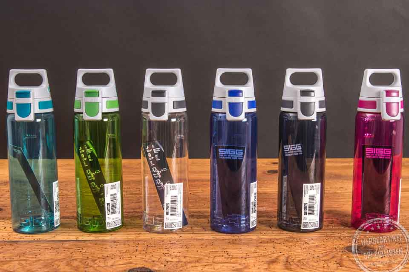 Sechs nachhaltige Sigg Trinkflaschen Total Color in sechs unterschiedlichen Farben als Mitarbeitergeschenk.