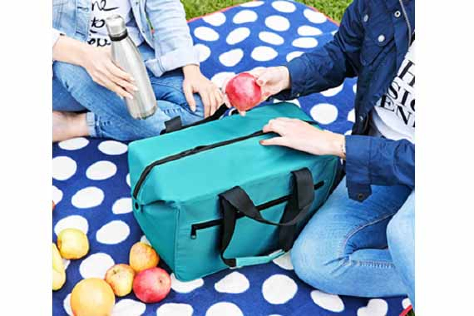 Kühlshopper Softbasket von Halfar geschlossen, in cyanblau auf einer Picknickdecke mit Obst 