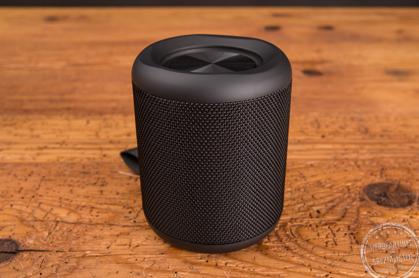 Schwarzer Bluetooth Lautsprecher stehend in Schwarz, länglich in abgerundeter Form.