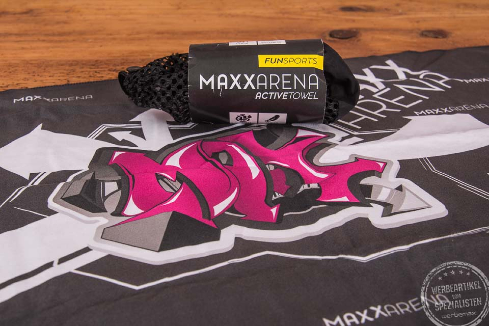 Ausgebreitetes ActiveTowel Handtuch mit Fotodruck Maxx Arena als Werbegeschenk.