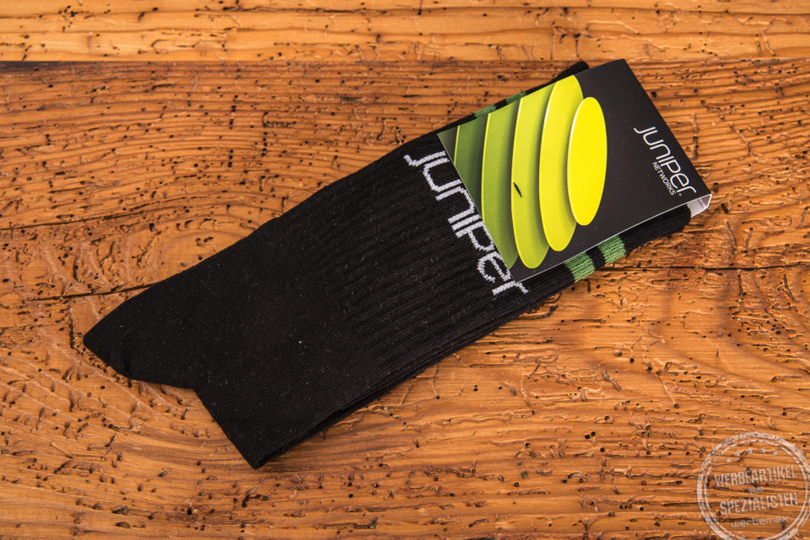 Schwarze Sport-Socken als Werbgeschenke mit gelbem Logo und schwarz-gelber-Banderole.