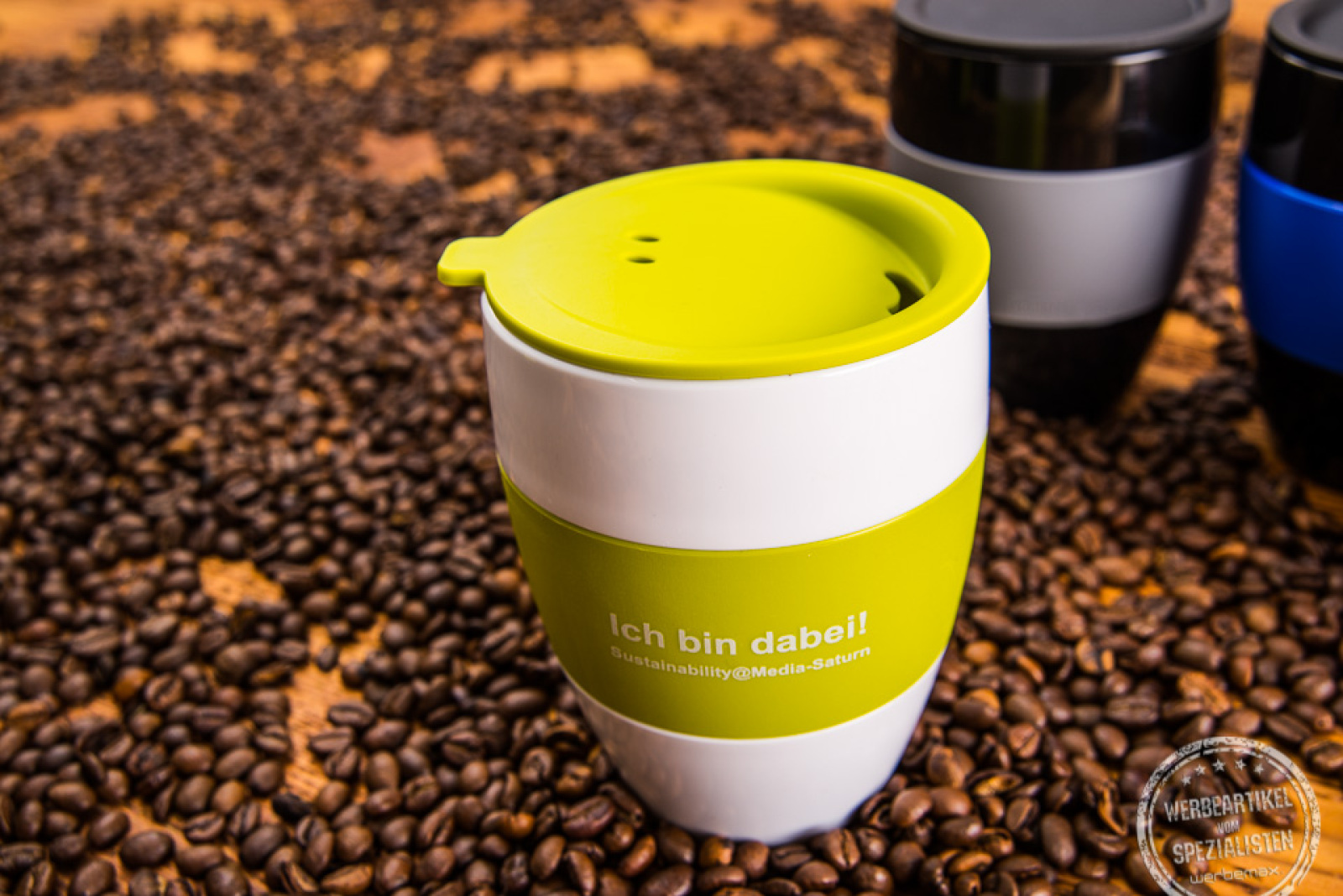 Kaffeebecher Aroma to go von Koziol als Werbegeschenk mit gelbem Deckel