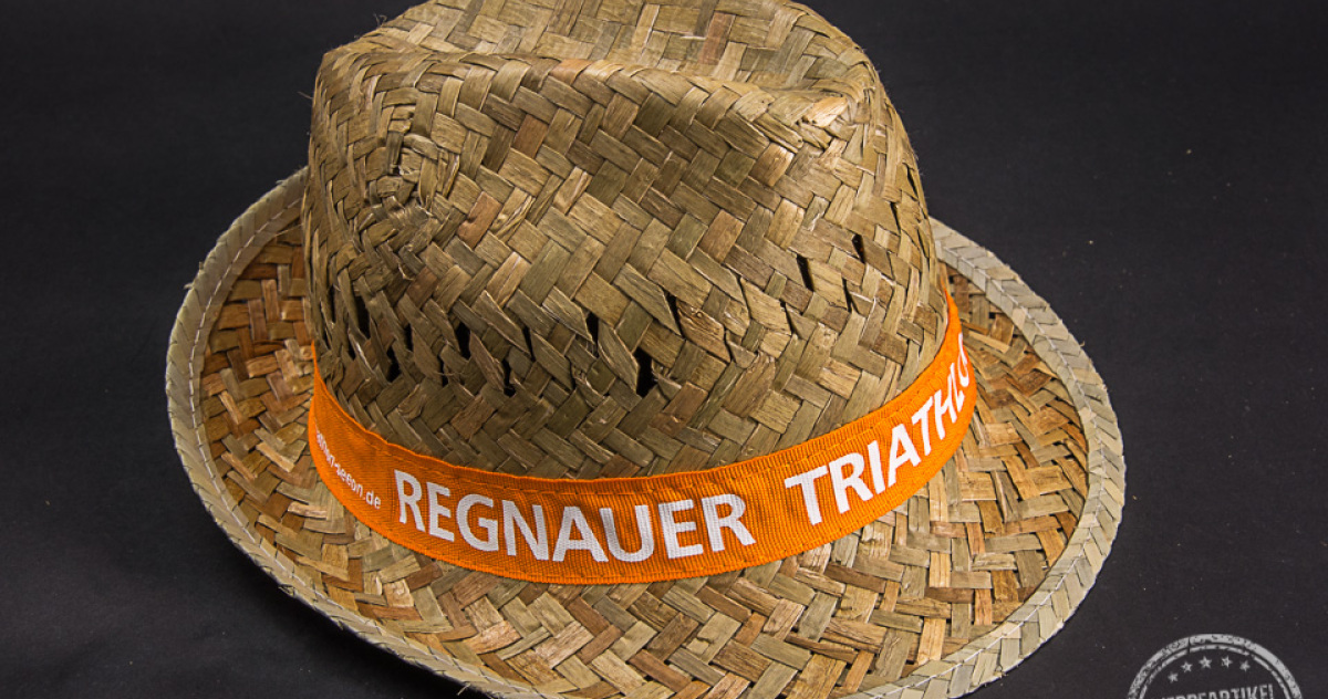 Strohut mit orangefarbener Banderole und wei&szlig;em Aufdruck 