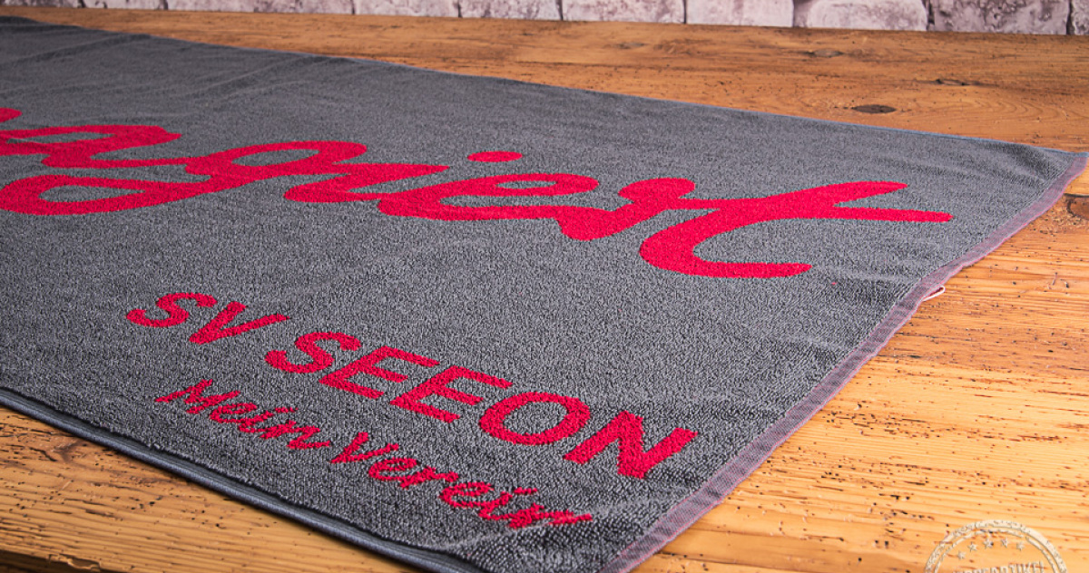 Badetuch mit farbiger Einwebung in Rot f&uuml;r den SV Seeon