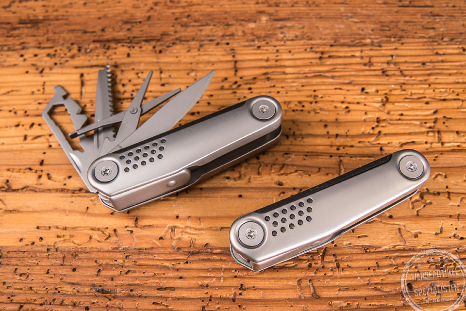 Zwei Taschenmesser Richartz Struktura Knife 15+, eines geöffnet und eines geschlossen als Werbegeschenk. 