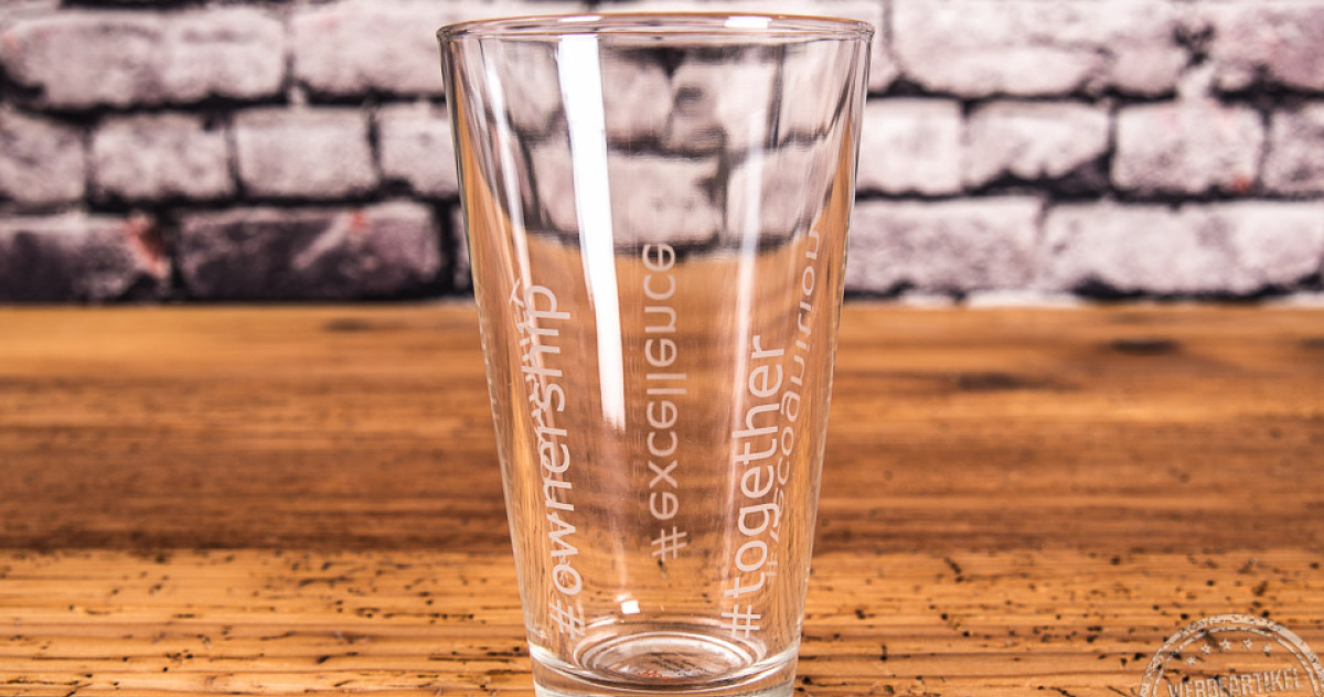 Trinkglas mit individuellen Schlagw&ouml;rtern together als Mitarbeitergeschenk