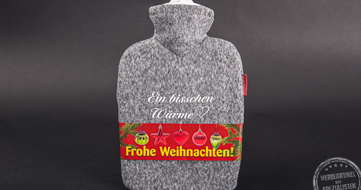 Wärmflasche aus Filz mit Schriftzug bestickt und Logo als Geschenk.