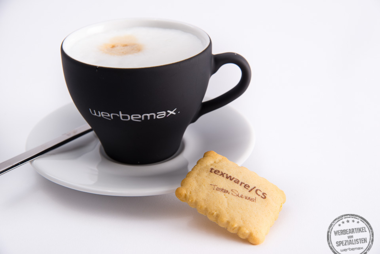 Butterkeks von Logolini aus Bayern als Werbeartikel neben einer Tasse Cappuccino
